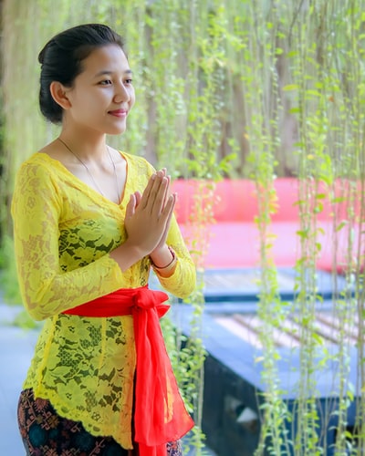 穿着黄色和红色花朵莎丽裙的女士